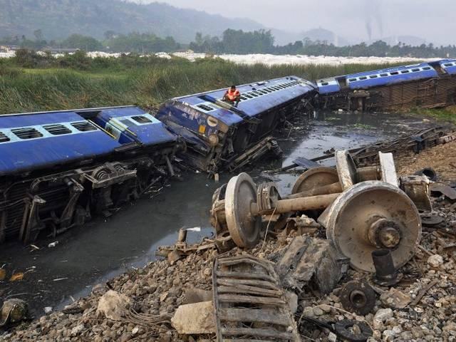 असम में हुए इस भीषण ट्रेन हादस में 50 यात्री घायल, 19 की हालत गंभीर असम में हुए इस भीषण ट्रेन हादस में 50 यात्री घायल, 19 की हालत गंभीर