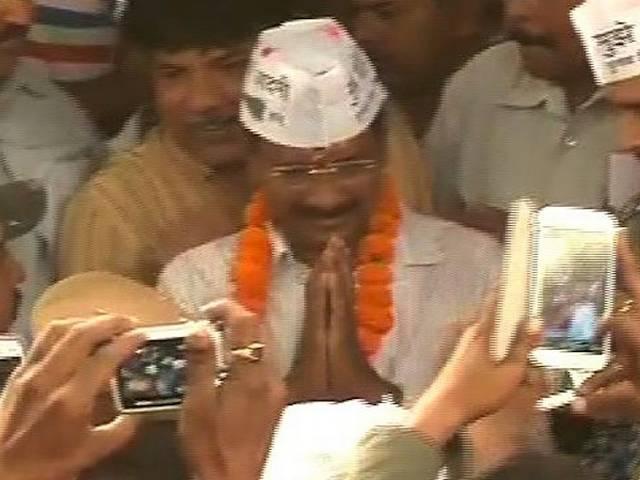 वाराणसी में मोदी समर्थकों ने फिर किया केजरीवाल का विरोध, कल केजरीवाल ने विरोधियों पर बरसाए थे फूल वाराणसी में मोदी समर्थकों ने फिर किया केजरीवाल का विरोध, कल केजरीवाल ने विरोधियों पर बरसाए थे फूल