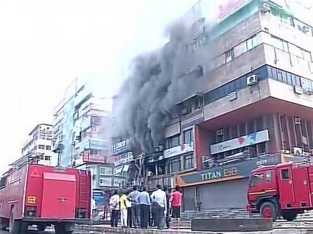 नोएडा सेक्टर-18 में लगी भीषण आग पर काबू पाया गया नोएडा सेक्टर-18 में लगी भीषण आग पर काबू पाया गया