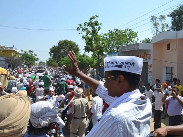 वाराणसी में केजरीवाल को बदलना पड़ा ठिकाना, विरोध के कारण मंदिर के महंत ने जाने के लिए कहा वाराणसी में केजरीवाल को बदलना पड़ा ठिकाना, विरोध के कारण मंदिर के महंत ने जाने के लिए कहा