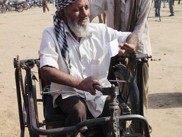 सामान्य मतदाताओं ने डाले 70 फ़ीसदी वोट तो अशक्त मतदाताओं ने की 94.18 फ़ीसदी वोटिंग सामान्य मतदाताओं ने डाले 70 फ़ीसदी वोट तो अशक्त मतदाताओं ने की 94.18 फ़ीसदी वोटिंग