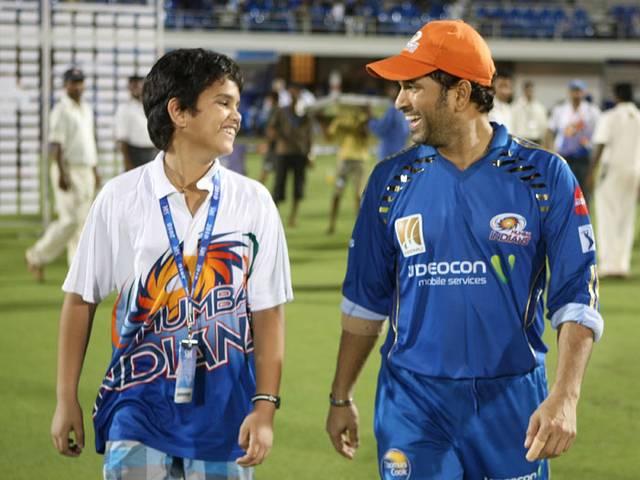 तेंदुलकर ने बेटे अर्जुन के साथ मुंबई इंडियन्स के नेट पर गेंदबाजी की तेंदुलकर ने बेटे अर्जुन के साथ मुंबई इंडियन्स के नेट पर गेंदबाजी की
