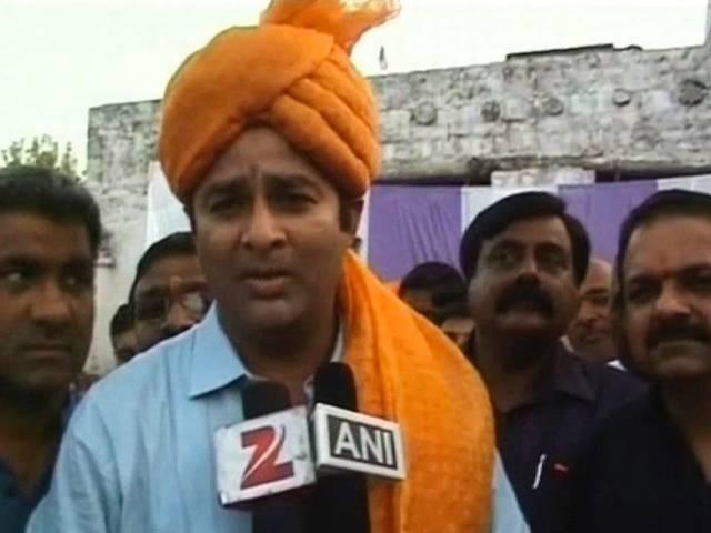 मुजफ्फरनगर दंगों के आरोपी बीजेपी विधायक संगीत सोम ने आजम खान को बताया देशद्रोही मुजफ्फरनगर दंगों के आरोपी बीजेपी विधायक संगीत सोम ने आजम खान को बताया देशद्रोही