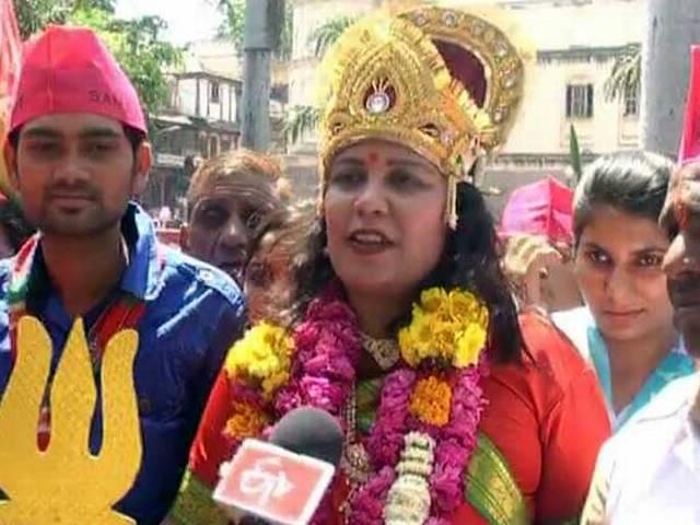 बहुरुपिया अंदाज में सपा उम्मीदवार नेहा शर्मा का प्रचार बहुरुपिया अंदाज में सपा उम्मीदवार नेहा शर्मा का प्रचार