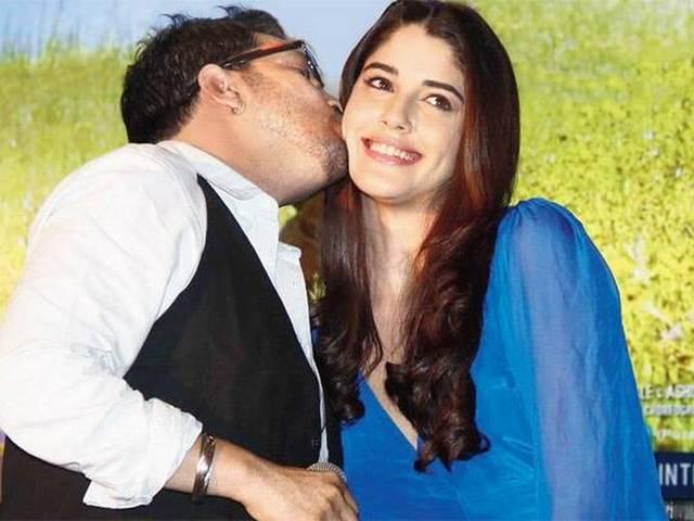 ..जब मिका सिंह ने कोहली की पूर्व गर्लफ्रेंड के गालों को सरेआम चूम लिया ..जब मिका सिंह ने कोहली की पूर्व गर्लफ्रेंड के गालों को सरेआम चूम लिया