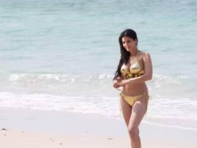 देखें Golden Bikini में सनी लियोनी का हुस्न देखें Golden Bikini में सनी लियोनी का हुस्न