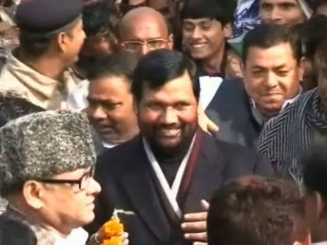 पहली पत्नी को तलाक देने का दस्तावेज पेश करने पर रामविलास के खिलाफ शिकायत खारिज पहली पत्नी को तलाक देने का दस्तावेज पेश करने पर रामविलास के खिलाफ शिकायत खारिज