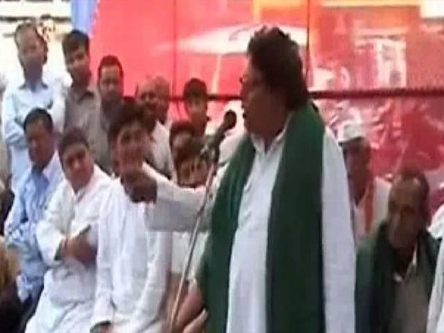 हाथरस में सपा के उम्मीदवार ने सभा में दिया सरकारी अफसरों के बारे में आपत्तिजनक बयान हाथरस में सपा के उम्मीदवार ने सभा में दिया सरकारी अफसरों के बारे में आपत्तिजनक बयान