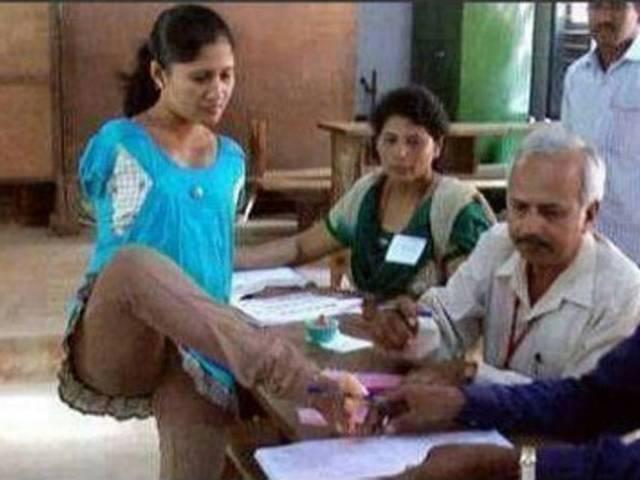 वोटिंग ना करने वालों पर एक करारा तमाचा लगा रही है यह लड़की वोटिंग ना करने वालों पर एक करारा तमाचा लगा रही है यह लड़की