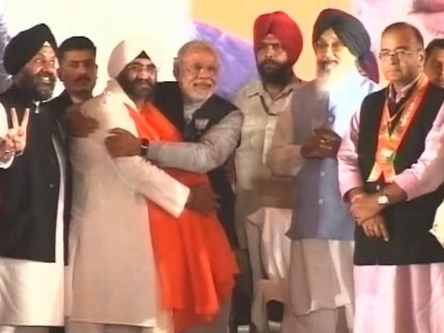 मोदी की मौजूदगी में मनमोहन सिंह के भाई दलजीत सिंह बीजेपी में शामिल मोदी की मौजूदगी में मनमोहन सिंह के भाई दलजीत सिंह बीजेपी में शामिल