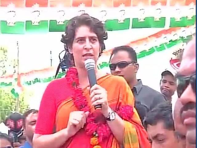 प्रियंका ने किया स्मृति ईरानी, कुमार विश्वास पर हमला, कहा-सिर्फ राहुल के कारण आए अमेठी, बाद में भाग जाएंगे प्रियंका ने किया स्मृति ईरानी, कुमार विश्वास पर हमला, कहा-सिर्फ राहुल के कारण आए अमेठी, बाद में भाग जाएंगे