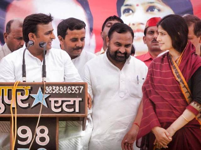 युपी के सीएम अखिलेश, पत्नी डिंपल का हेलीकॉप्टर हादसे का शिकार होने से बाल-बाल बचा युपी के सीएम अखिलेश, पत्नी डिंपल का हेलीकॉप्टर हादसे का शिकार होने से बाल-बाल बचा