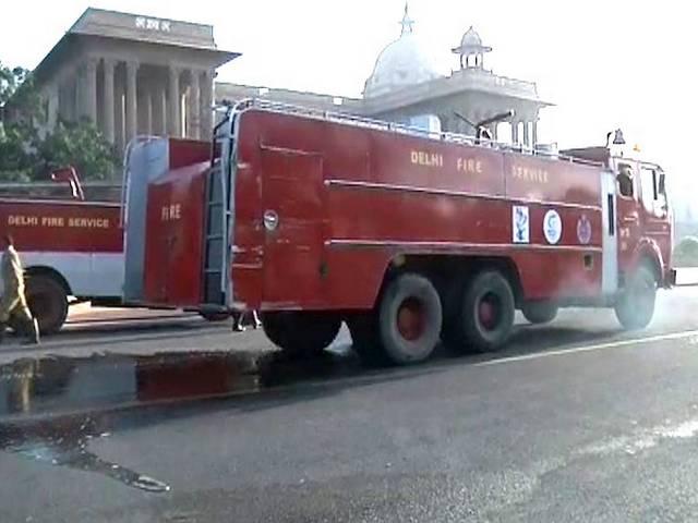 प्रधानमंत्री कार्यालय के एक कमरे में लगी आग पर काबू, दमकलकर्मियों को एसपीजी ने अंदर जाने से रोका प्रधानमंत्री कार्यालय के एक कमरे में लगी आग पर काबू, दमकलकर्मियों को एसपीजी ने अंदर जाने से रोका