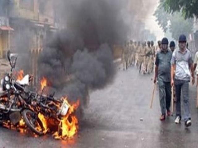 असम में उग्रवादियों के हमलों में 32 की मौत, कर्फ्यू लगाया गया असम में उग्रवादियों के हमलों में 32 की मौत, कर्फ्यू लगाया गया