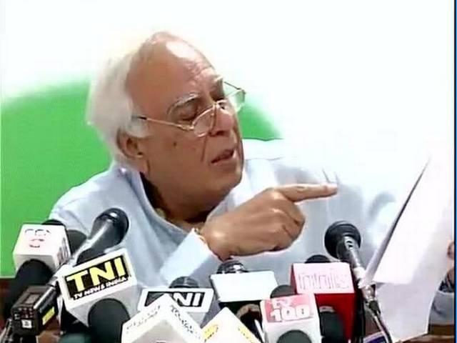असम में हिंसा में 32 लोगों की मौत पर बोली कांग्रेस, मोदी ने देश का माहौल बिगाड़ा असम में हिंसा में 32 लोगों की मौत पर बोली कांग्रेस, मोदी ने देश का माहौल बिगाड़ा