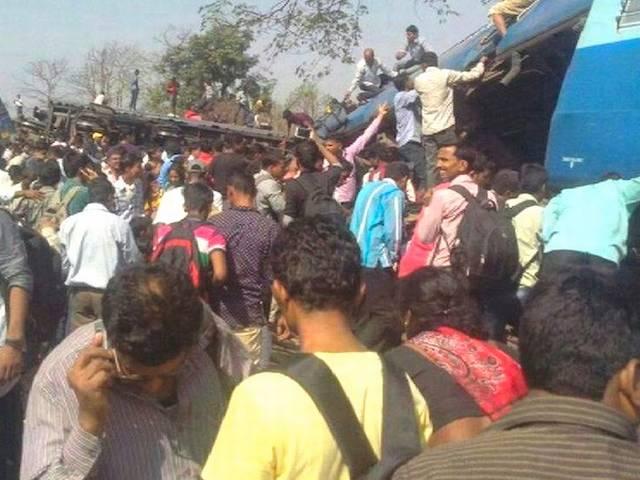 महाराष्ट्र के रायगढ़ में ट्रेन पटरी से उतरी, नौ की मौत और 30 घायल महाराष्ट्र के रायगढ़ में ट्रेन पटरी से उतरी, नौ की मौत और 30 घायल