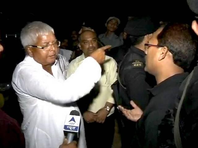 छपरा में राबड़ी देवी की कार की तलाशी की आरजेडी ने चुनाव आयोग से की शिकायत, लालू से अफसरों की हुई झड़प छपरा में राबड़ी देवी की कार की तलाशी की आरजेडी ने चुनाव आयोग से की शिकायत, लालू से अफसरों की हुई झड़प