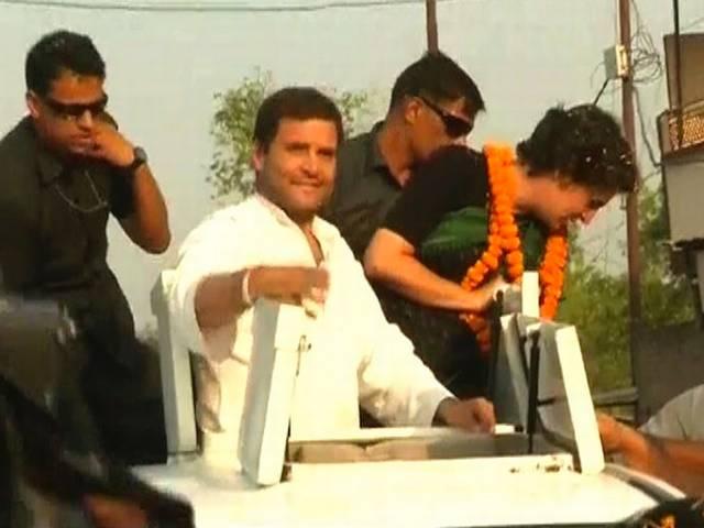 अमेठी में दरगाह जाकर राहुल गांधी और प्रियंका गांधी ने चढाई चादर, एक साथ किया रोड शो, कल मोदी करेंगे रैली अमेठी में दरगाह जाकर राहुल गांधी और प्रियंका गांधी ने चढाई चादर, एक साथ किया रोड शो, कल मोदी करेंगे रैली