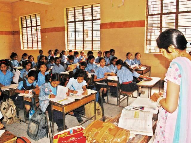 नियमों का उल्लंघन कर रहे सरकारी स्कूल नियमों का उल्लंघन कर रहे सरकारी स्कूल