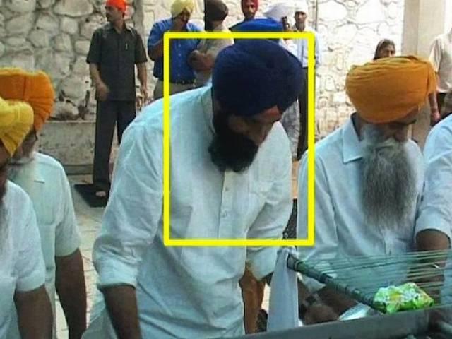 पंजाब के मंत्री विक्रम मजीठिया ने गुरुद्वारे में साफ किया बर्तन पंजाब के मंत्री विक्रम मजीठिया ने गुरुद्वारे में साफ किया बर्तन
