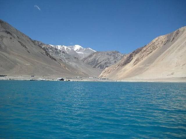 लद्दाख का चुनावी हाल जहां वोटरों को पोलिंग बूथों पर लाने के लिए अपनाया जा रहा है अनोखा तरीक़ा लद्दाख का चुनावी हाल जहां वोटरों को पोलिंग बूथों पर लाने के लिए अपनाया जा रहा है अनोखा तरीक़ा