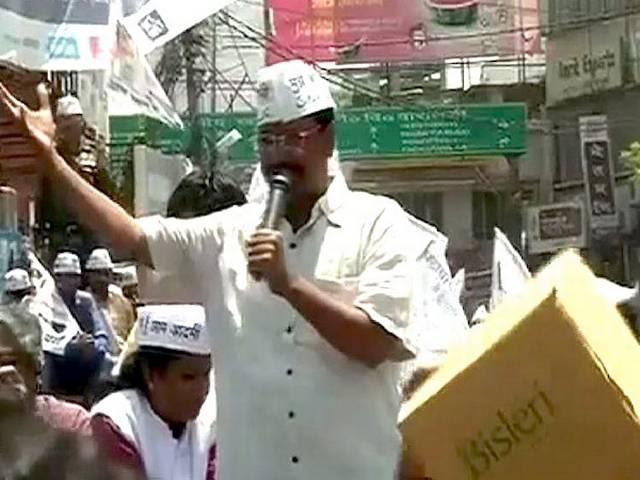 केजरीवाल ने दिया मोदी को चुनौती, कहा-मैं नरेंद्र मोदी को सार्वजनिक बहस का न्योता देता हूं केजरीवाल ने दिया मोदी को चुनौती, कहा-मैं नरेंद्र मोदी को सार्वजनिक बहस का न्योता देता हूं