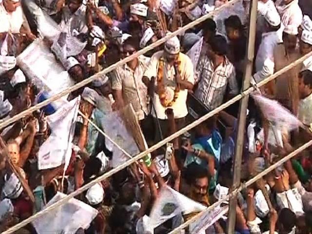 वाराणसी : केजरीवाल के रोड शो में निशाने पर मोदी वाराणसी : केजरीवाल के रोड शो में निशाने पर मोदी