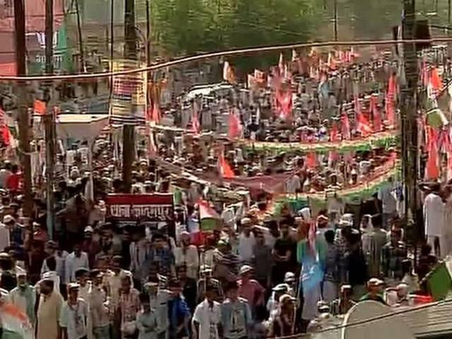 वाराणसी: मोदी के जवाब में राहुल गांधी का रोड शो, अजय राय के लिए मांगे वोट वाराणसी: मोदी के जवाब में राहुल गांधी का रोड शो, अजय राय के लिए मांगे वोट
