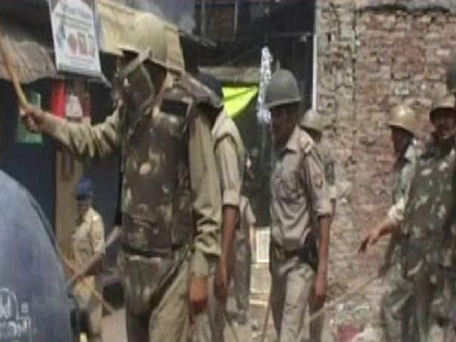 मेरठ में प्याऊ बनाने को लेकर दो गुटों में झड़प के बाद भारी तादाद में सुरक्षा बल तैनात, अभी काबू में हैं हालात मेरठ में प्याऊ बनाने को लेकर दो गुटों में झड़प के बाद भारी तादाद में सुरक्षा बल तैनात, अभी काबू में हैं हालात