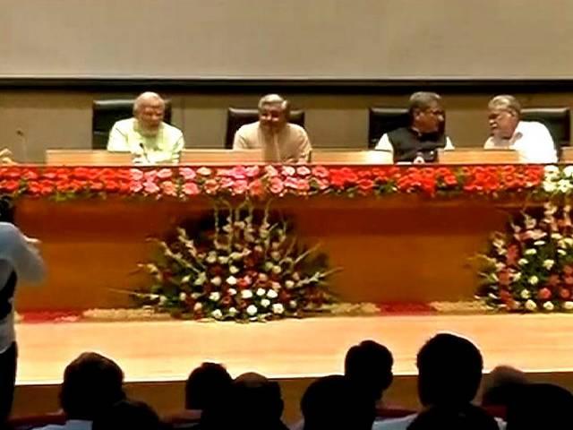 गुजरात के विधायकों के साथ बैठक के लिए पहुंचे मोदी, नए मुख्यमंत्री के नाम पर चर्चा संभव गुजरात के विधायकों के साथ बैठक के लिए पहुंचे मोदी, नए मुख्यमंत्री के नाम पर चर्चा संभव
