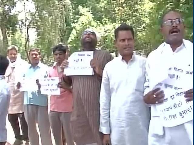 शरद यादव बोले- नीतीश दोबारा नहीं बनेंगे सीएम, जेडीयू के कार्यकर्ताओं का गुस्सा फूटा शरद यादव बोले- नीतीश दोबारा नहीं बनेंगे सीएम, जेडीयू के कार्यकर्ताओं का गुस्सा फूटा