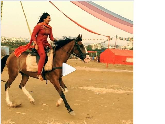 सोनाक्षी को पसंद है हार्स राइडिंग सोनाक्षी को पसंद है हार्स राइडिंग