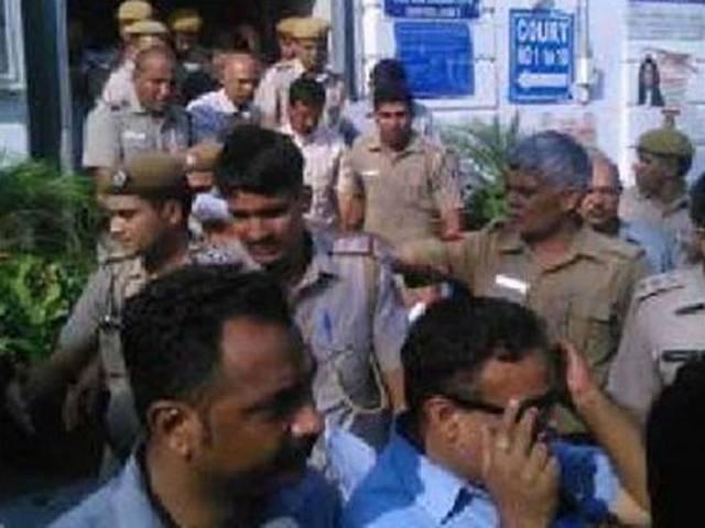 निजी मुचलका भरने के बाद जेल से छूटे अरविंद केजरीवाल, 21 मई से तिहाड़ जेल में बंद थे निजी मुचलका भरने के बाद जेल से छूटे अरविंद केजरीवाल, 21 मई से तिहाड़ जेल में बंद थे