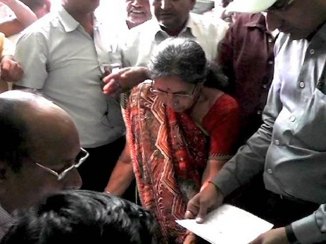 मोदी की पत्नी जसोदाबेन को पुलिस सुरक्षा दी गई मोदी की पत्नी जसोदाबेन को पुलिस सुरक्षा दी गई