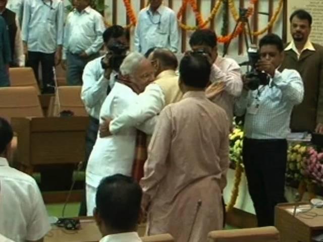 सोशल मीडिया पर वायरल हुआ वह ट्रेन का सफर जिसमें फर्श पर सोए थे मोदी सोशल मीडिया पर वायरल हुआ वह ट्रेन का सफर जिसमें फर्श पर सोए थे मोदी