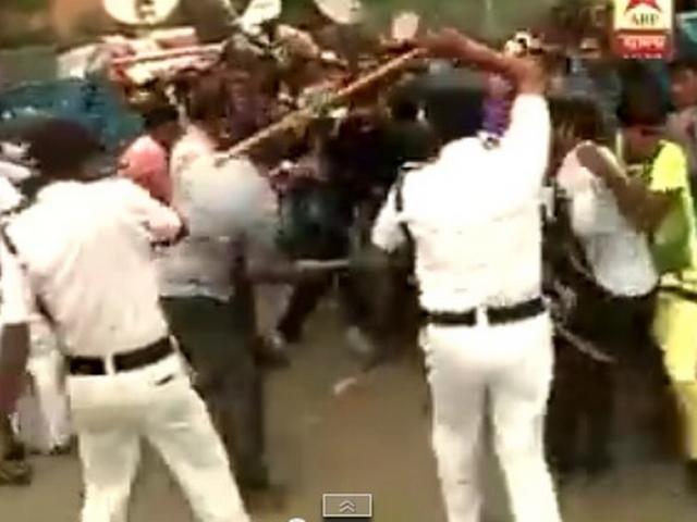 ईडन के बाहर भगदड़ जैसी स्थिति ईडन के बाहर भगदड़ जैसी स्थिति