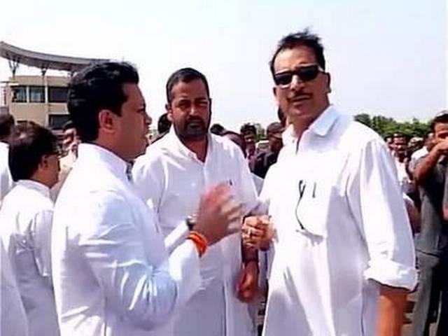 बड़ी बेटी पंकजा ने दी मुखाग्नि, पंचतत्व में विलीन हुए गोपीनाथ मुंडे बड़ी बेटी पंकजा ने दी मुखाग्नि, पंचतत्व में विलीन हुए गोपीनाथ मुंडे