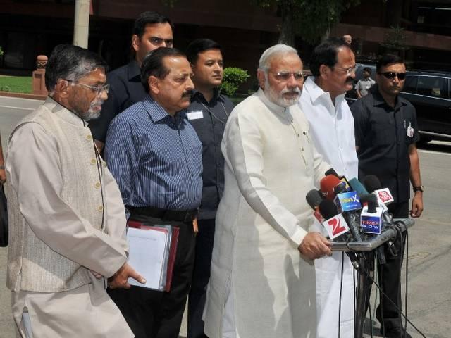 16वीं लोकसभा के पहले सत्र का आज दूसरा दिन, प्रोटेम स्पीकर कमलनाथ दिला रहे हैं नए सांसदों को शपथ 16वीं लोकसभा के पहले सत्र का आज दूसरा दिन, प्रोटेम स्पीकर कमलनाथ दिला रहे हैं नए सांसदों को शपथ