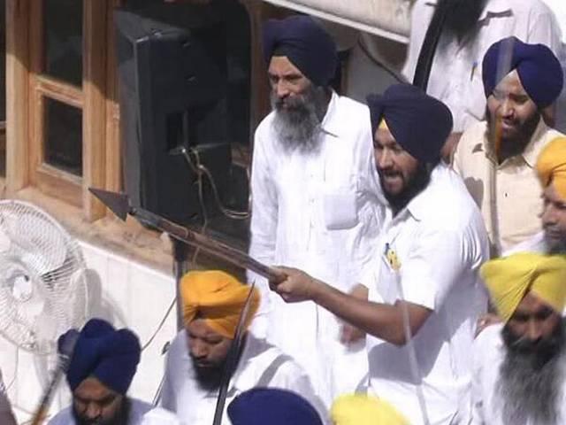 ऑपरेशन ब्लू स्टार की बर्सी पर दो सिख गुटों में हुई जमकर तलवारवाज़ी _operation _Blue _star