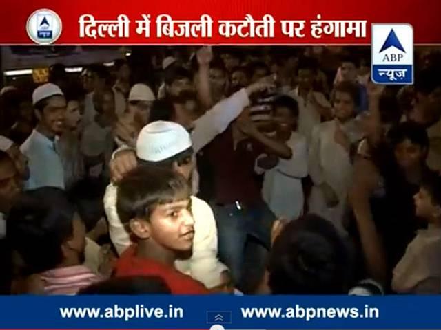 दिल्ली में भीषण गर्मी के बीच बिजली कटौती का बड़ा संकट, गर्मी में लोगों का हाल बुरा दिल्ली में भीषण गर्मी के बीच बिजली कटौती का बड़ा संकट, गर्मी में लोगों का हाल बुरा