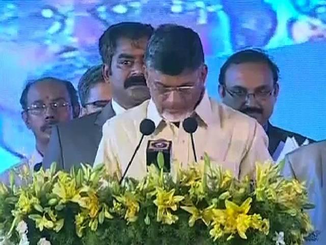 चंद्रबाबू नायडू बने आंध्र प्रदेश के नए सीएम, 7बजकर 27 मिनट पर ली शपथ चंद्रबाबू नायडू बने आंध्र प्रदेश के नए सीएम, 7बजकर 27 मिनट पर ली शपथ