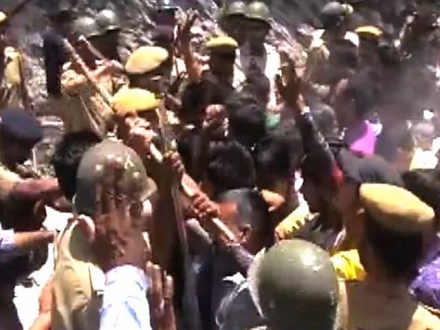 जम्मू: भाजपा ने बिजली पानी के संकट को लेकर प्रदर्शन किया जम्मू: भाजपा ने बिजली पानी के संकट को लेकर प्रदर्शन किया
