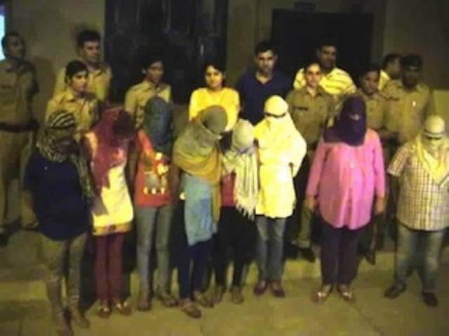 सोशल मीडिया के जरिए चल रहे सेक्स रैकेट का भण्डाफोड़ सोशल मीडिया के जरिए चल रहे सेक्स रैकेट का भण्डाफोड़