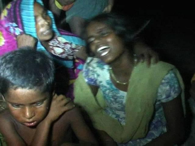 यूपी के सीतापुर में पेड़ से पति-पत्नी का लटका हुआ शव मिला, जमीन विवाद में हत्या का शक यूपी के सीतापुर में पेड़ से पति-पत्नी का लटका हुआ शव मिला, जमीन विवाद में हत्या का शक