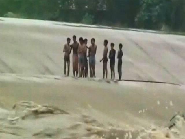 बोकारो में दामोदर नदी के बहाव में फंसे 10 नौजवान बाल-बाल बचे, तेनुघाट डैम से छोड़ा गया था पानी बोकारो में दामोदर नदी के बहाव में फंसे 10 नौजवान बाल-बाल बचे, तेनुघाट डैम से छोड़ा गया था पानी