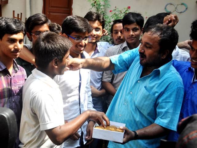 मोची का बेटा मोची नहीं बनेगा अब आईआईटी में पढेगा मोची का बेटा मोची नहीं बनेगा अब आईआईटी में पढेगा