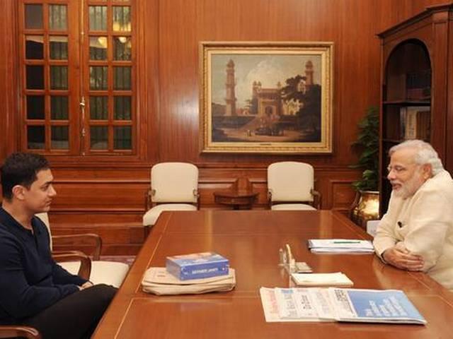 पीएम मोदी से मिले सुपर स्टार आमिर खान पीएम मोदी से मिले सुपर स्टार आमिर खान