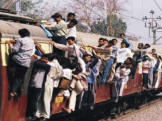 मुंबई लोकल का बढ़ा किराया हुआ वापस, सेकेंड क्लास के 80 कि.मी. तक के किराये में कोई बदलाव नहीं मुंबई लोकल का बढ़ा किराया हुआ वापस, सेकेंड क्लास के 80 कि.मी. तक के किराये में कोई बदलाव नहीं
