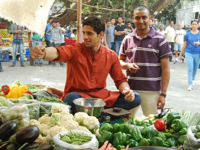 ...जब सड़क पर बैठकर सब्जी बेचने लगे 'विलेन' सिद्धार्थ मल्होत्रा …जब सड़क पर बैठकर सब्जी बेचने लगे ‘विलेन’ सिद्धार्थ मल्होत्रा