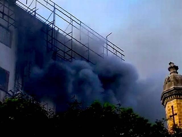 मुंबई में CST स्टेशन पर लगी आग, किसी के हताहत होने की कोई खबर नहीं mumbai_cst_fire